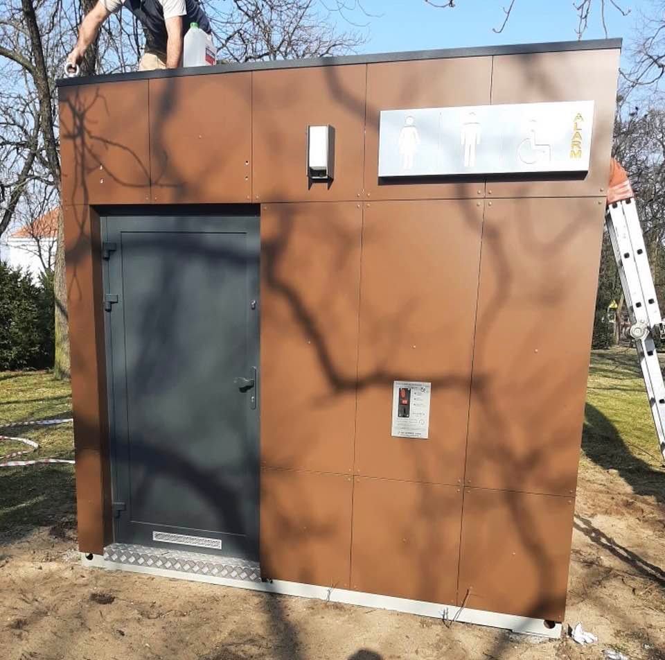 Zdjęcie toalety publicznej w Parku Moniuszki w Kole