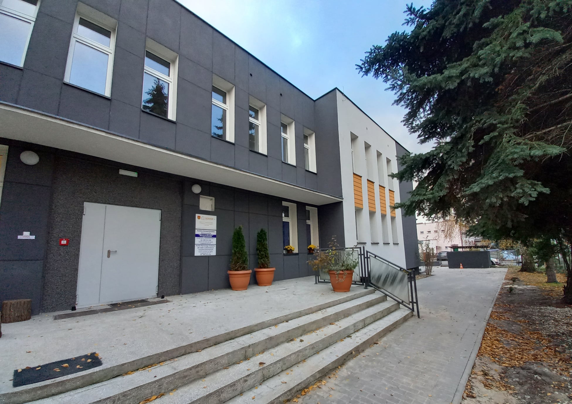 Zdjęcie przedstawia budynek MOPS-u w Kole przy ul. Powstańców wlkp. 8 w Kole.