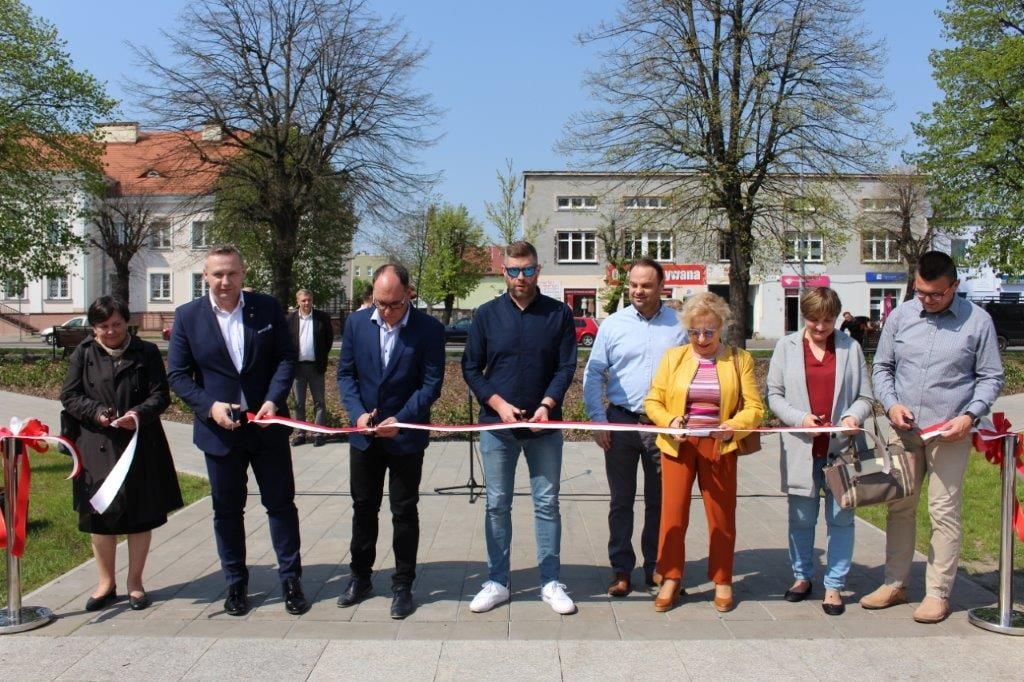 Burmistrza Miasta Koła Krzysztof Witkowski wraz z radnymi i wykonawcą przecinają wstęgę.