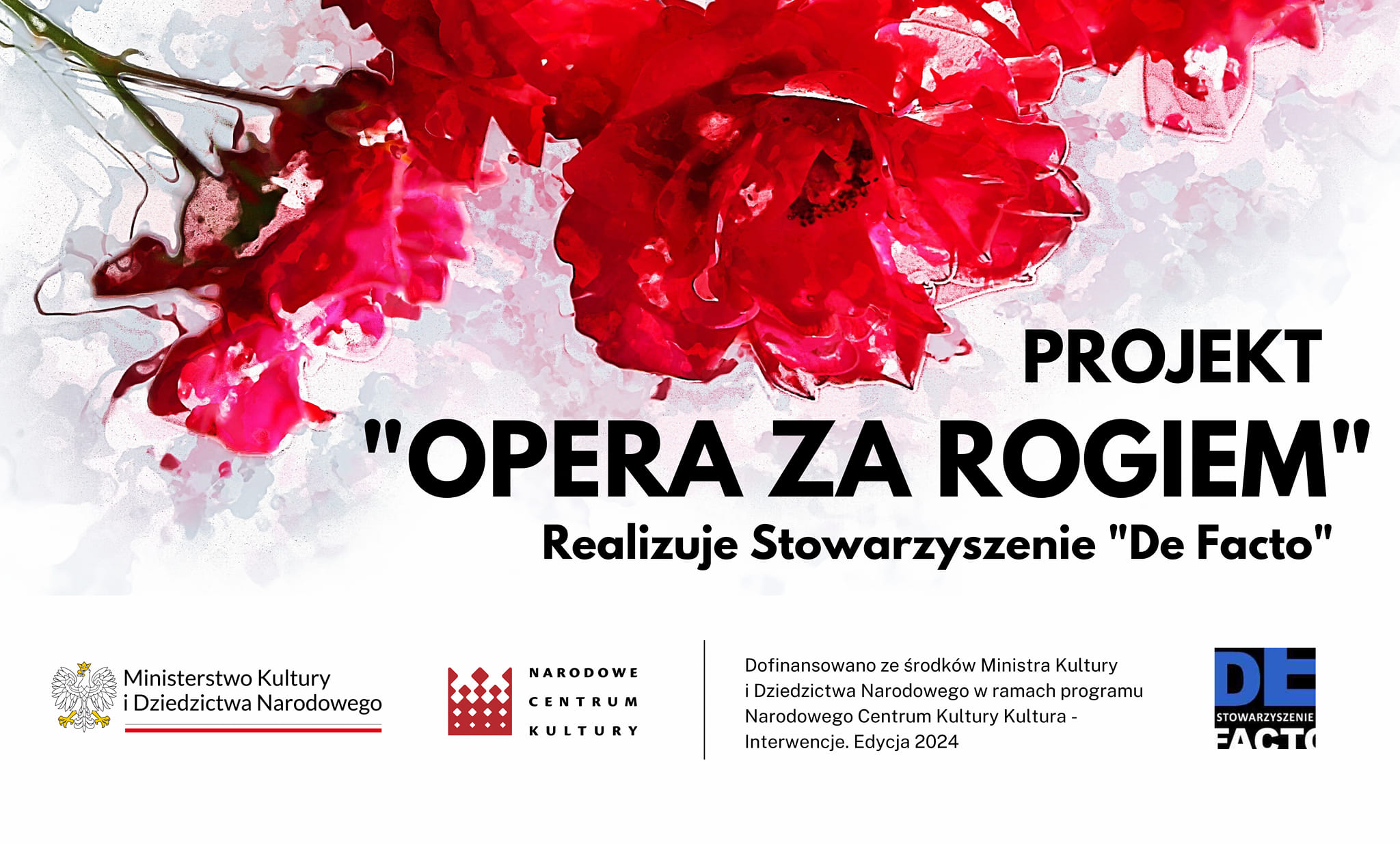 Plakat promuje seans Opera za rogiem z audiodeskrypcją, realizowany przez Stowarzyszenie De Facto. Zawiera czerwone kwiaty w tle, z tekstem, że projekt jest dofinansowany ze środków Ministra Kultury i Dziedzictwa Narodowego.