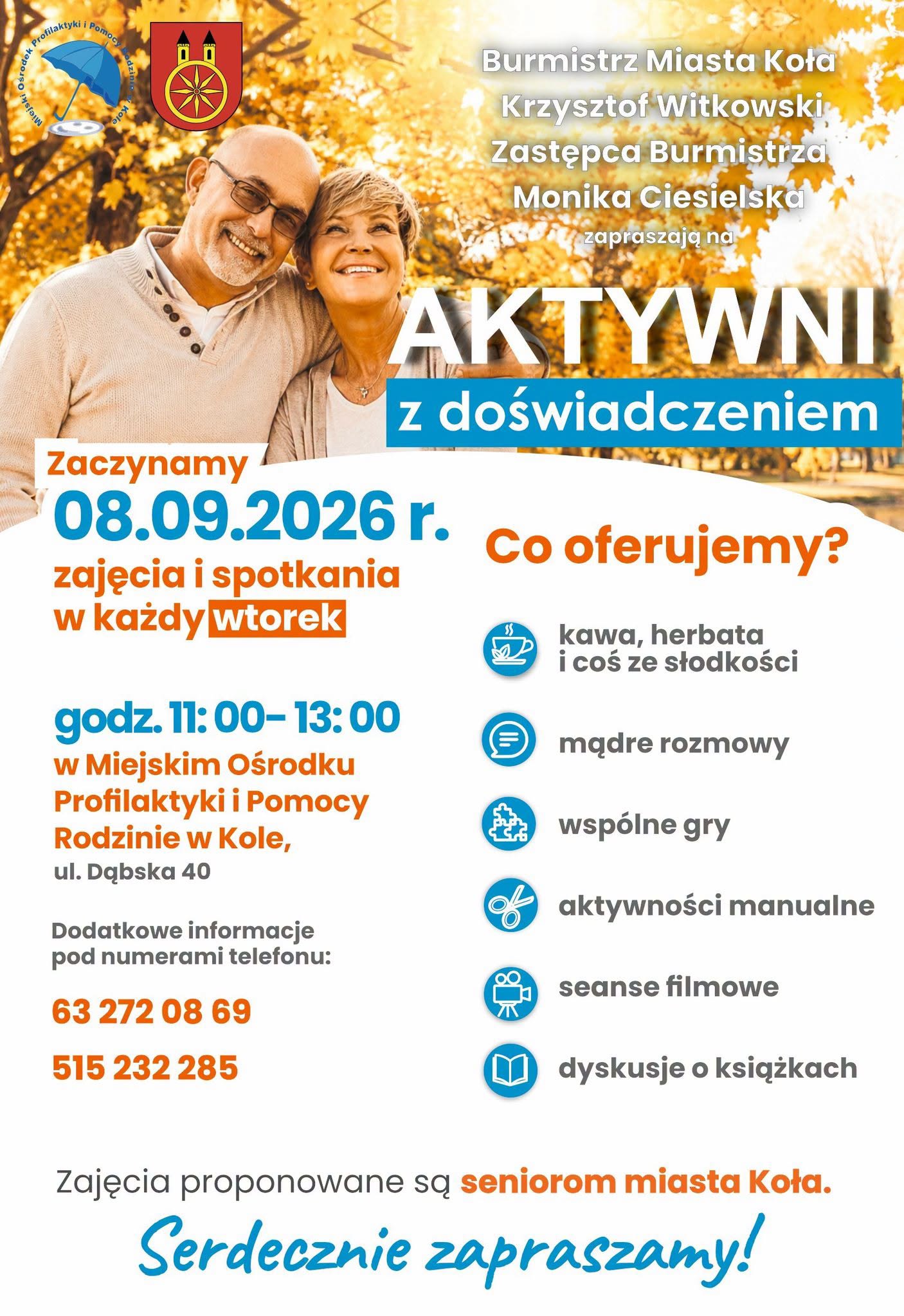 Plakat na tle jesiennej alei z żółtymi liśćmi. Po lewej uśmiechnięta para seniorów w jasnych swetrach. Napis AKTYWNI z doświadczeniem, data 08.09.2026, godziny 11:00–13:00, adres i telefony oraz lista zajęć z niebieskimi ikonami.