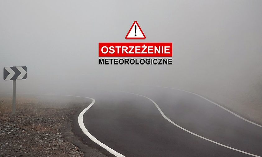 Gęsta mgła z czerwonym napisem ostrzeżenie meteorologiczne.