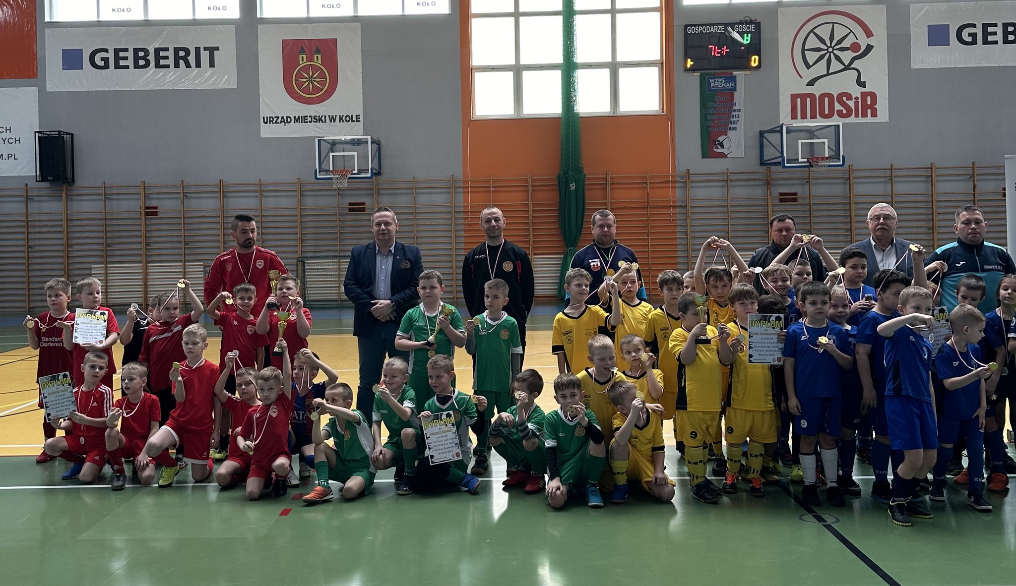Burmistrz Koła Krzysztof Witkowski z zawodnikami Turnieju pod patronatem OZPN w Kole
