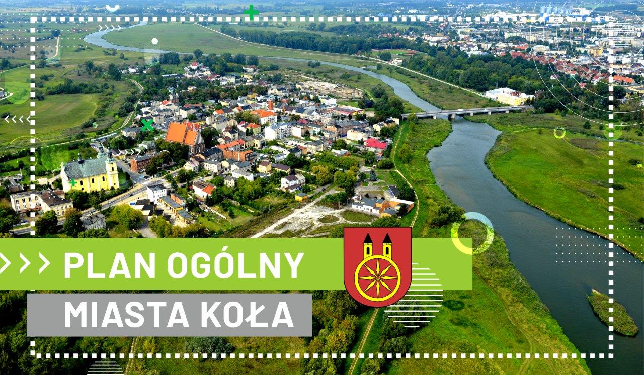 Zdjęcie przedstawia ogólny plan miasta Koła z lotu ptaka ukazujący rozkład miasta, z rzeką Wartą przepływającą przez teren. Na pierwszym planie budynki, w tym charakterystyczny klasztor bernardynów. Na dalszym planie pola i tereny zielone