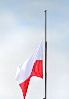 Opuszczone flagi na budynkach miejskich