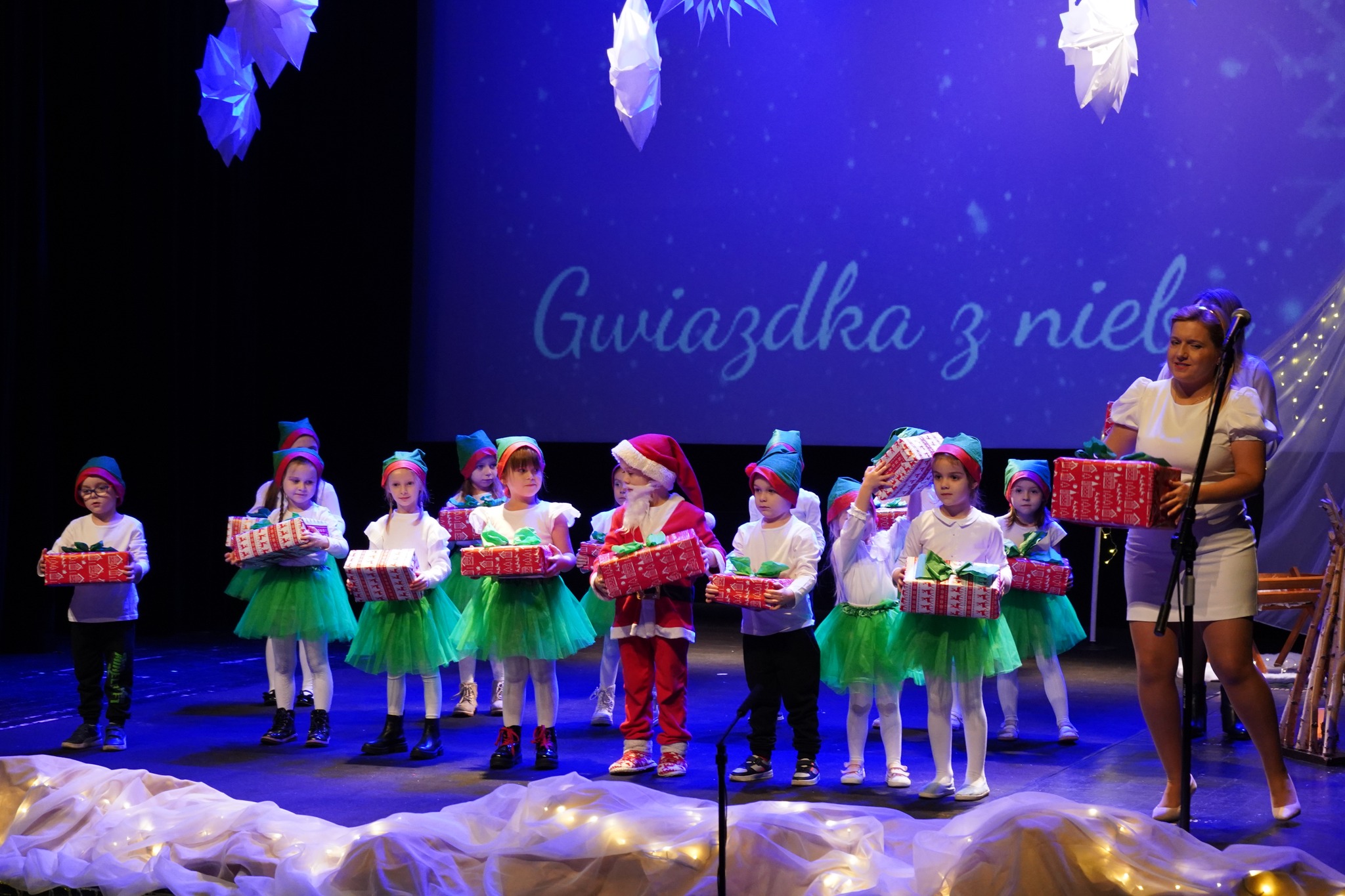 Dzieci na scenie kolskiego MDK podczas koncertu charytatywnego „Gwiazdka z nieba”