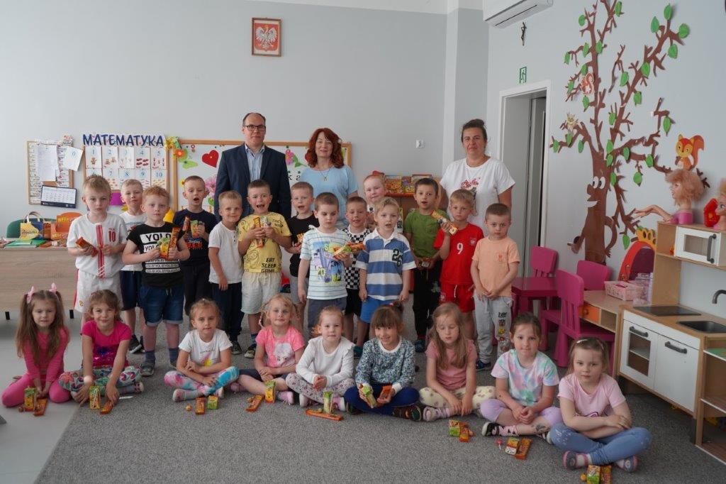 Radny Adrian Król z przedszkolakami z Przedszkola Nr 6 w Kole