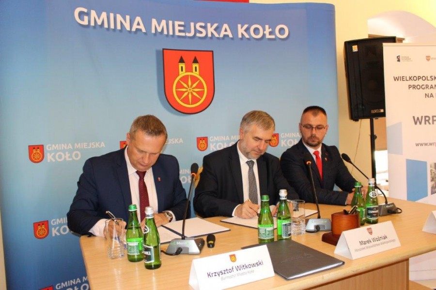 Dokonało się. Burmistrz i marszałek podpisali umowę
