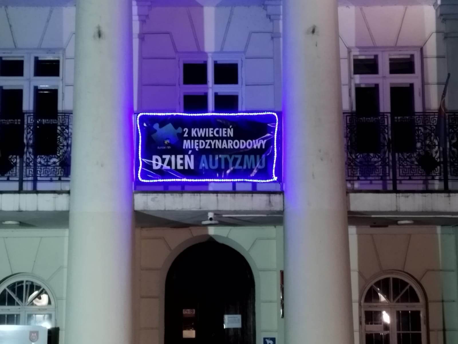 Ratusz w Kole podświetlony na niebiesko