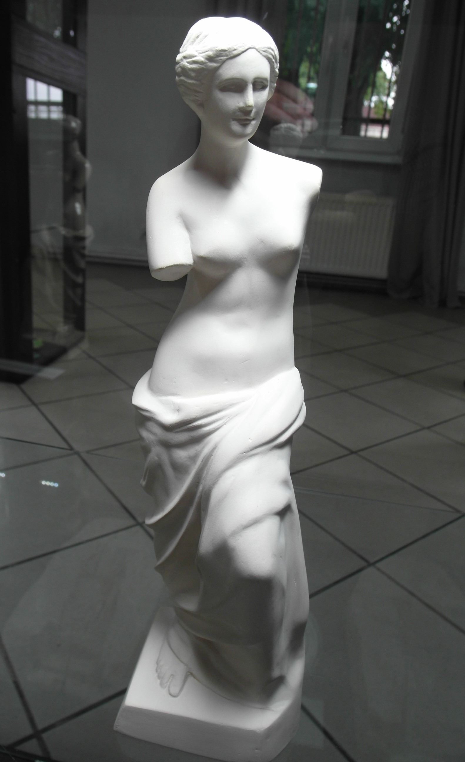 Zdjęcie przedstawia odtworzoną ceramiczną figurkę Wenus na wystawie w Muzeum Technik Ceramicznych.