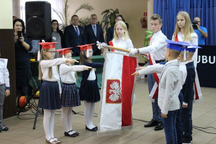Pierwszoklasiści z „piątki” po pasowaniu…