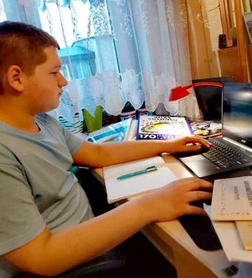 Paweł Komnata, uczeń klasy 7b, uczęszczający do SP nr 2 w Kole, siedzi przy komputerze.