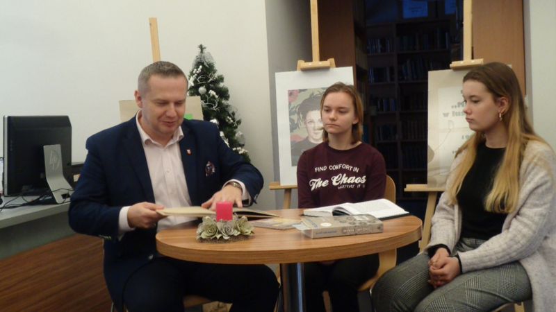 Głośne czytanie prozy Olgi Tokarczuk w PiMBP w Kole