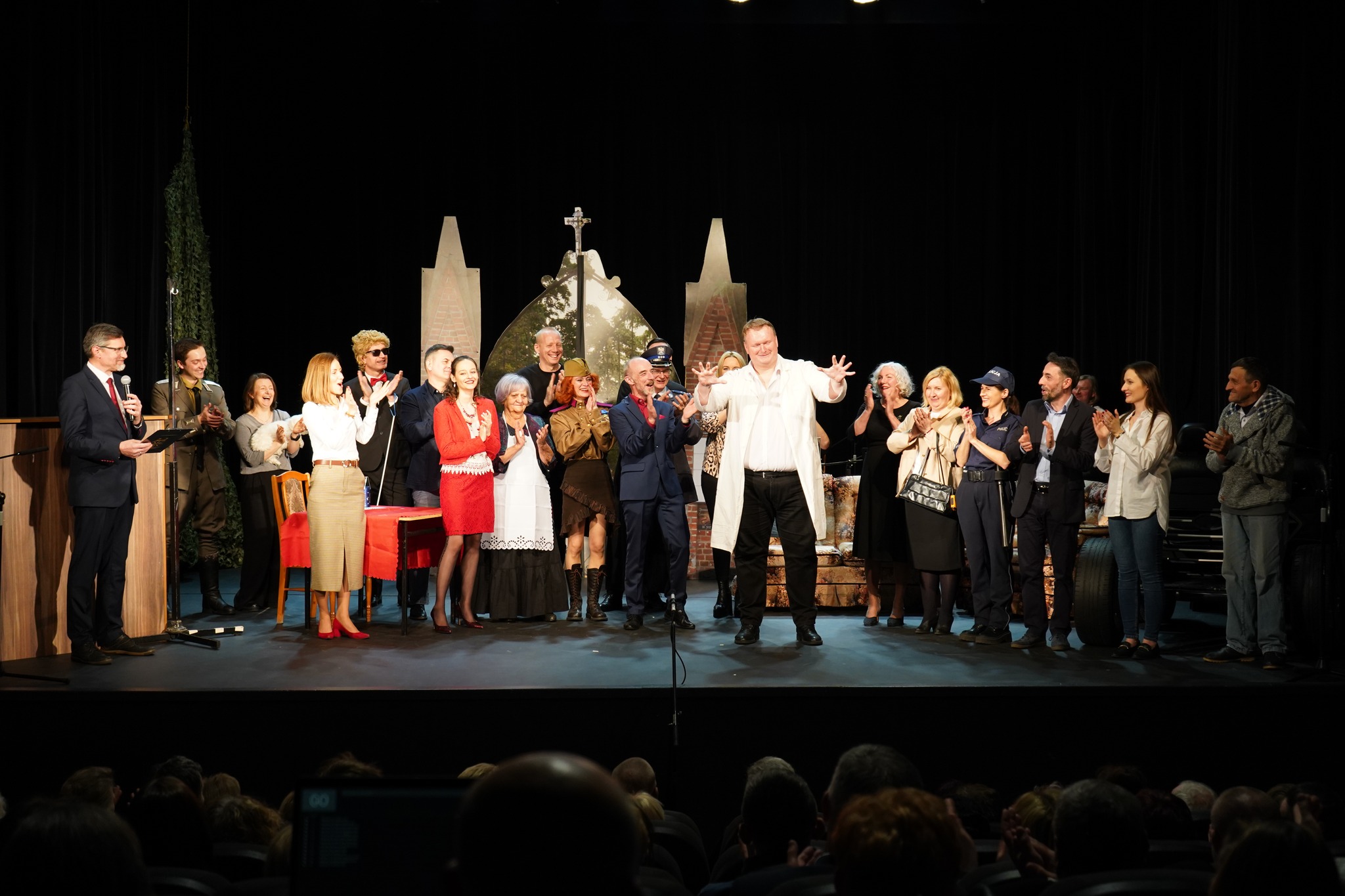 Aktorzy spektaklu Dziecko z Klossem na scenie Miejskiego Domu Kultury w Kole