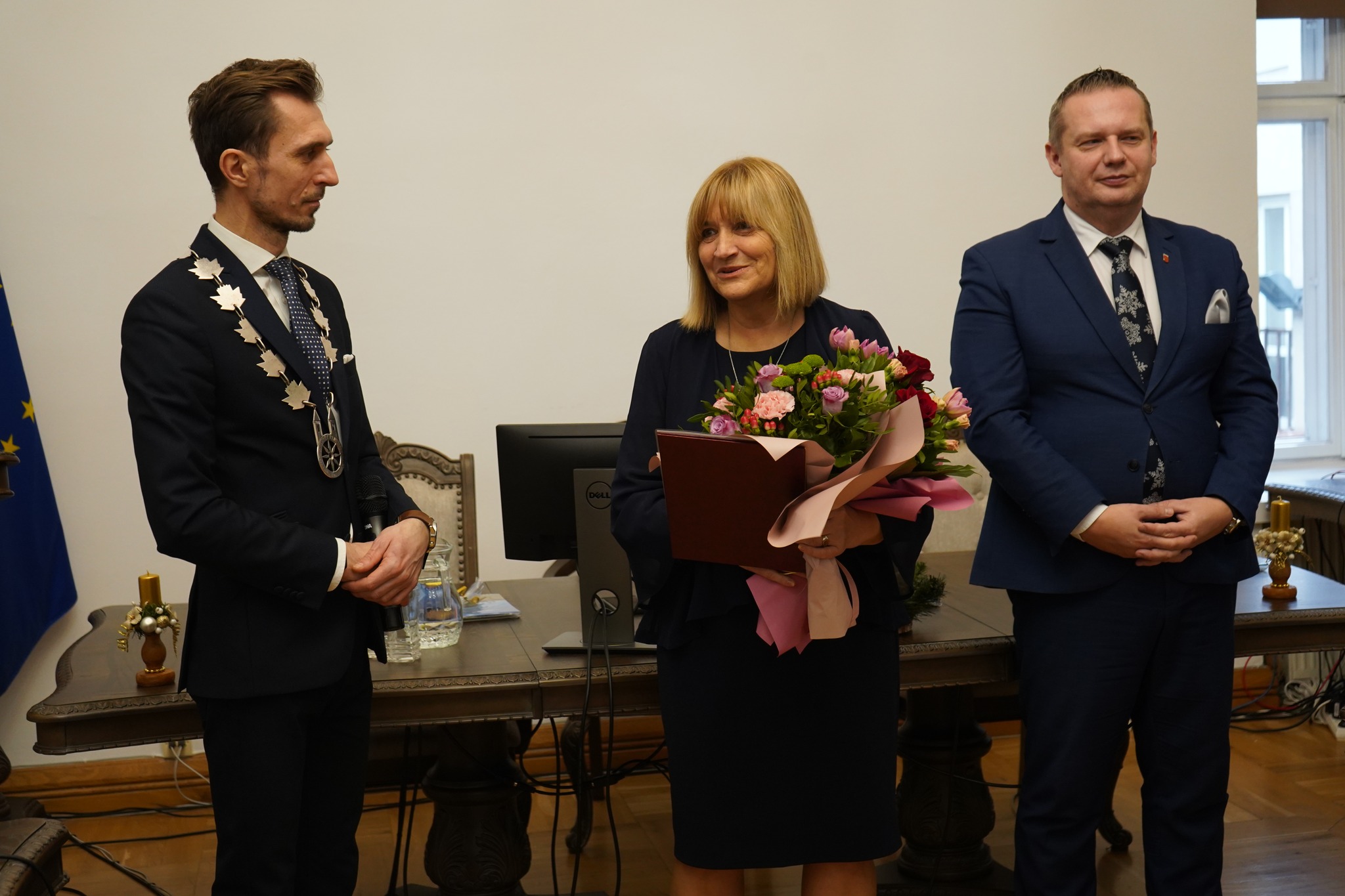 Radna Teresa Brzoska z bukietem kwiatów w dłoniach podczas sesji Rady Miejskiej Koła