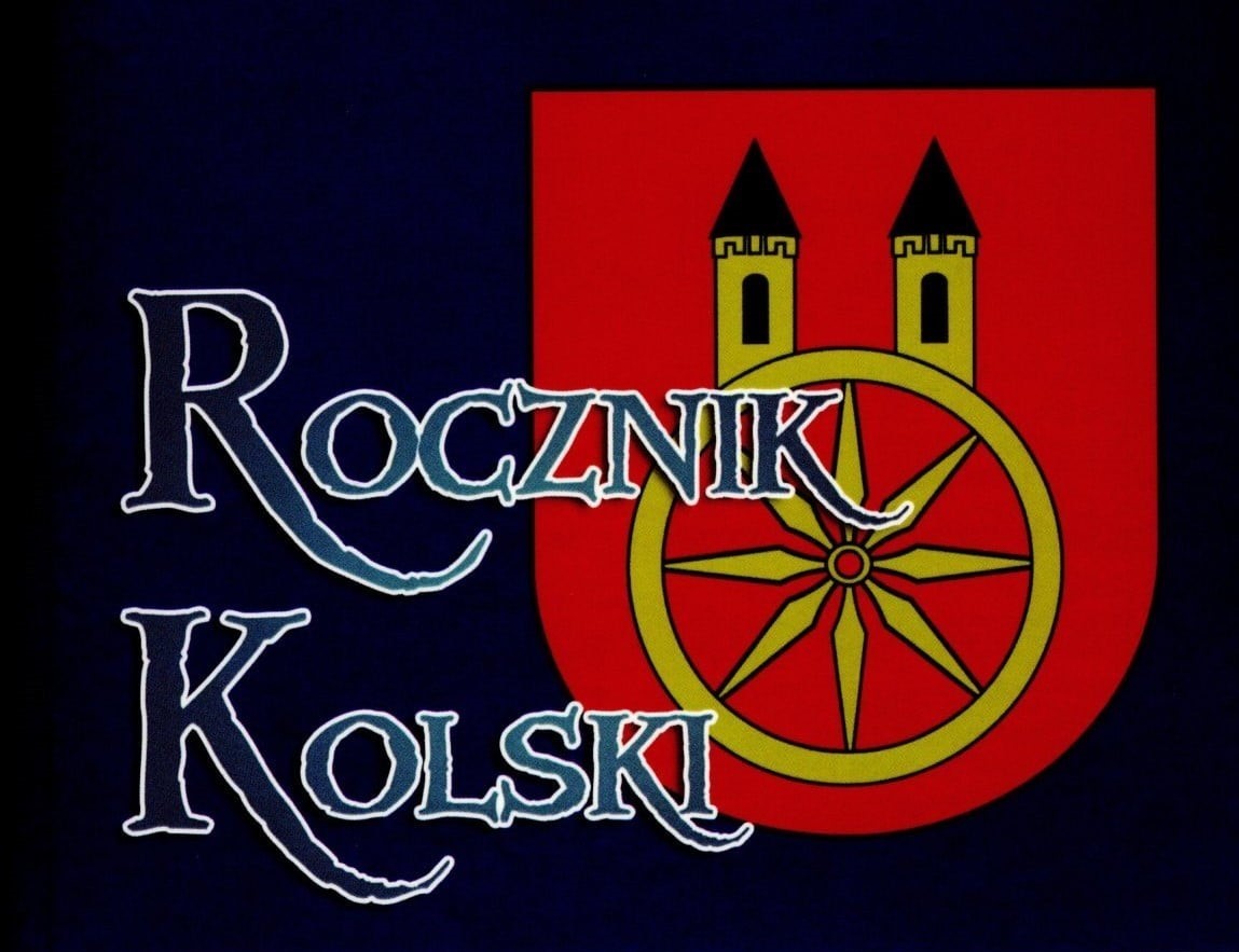 Na grafice widać herb miasta Koła na ciemnoniebieskim tle oraz stylizowany napis ROCZNIK KOLSKI. Grafika przedstawia fragment okładki archiwalnego numeru wydawnictwa Rocznik Kolski.