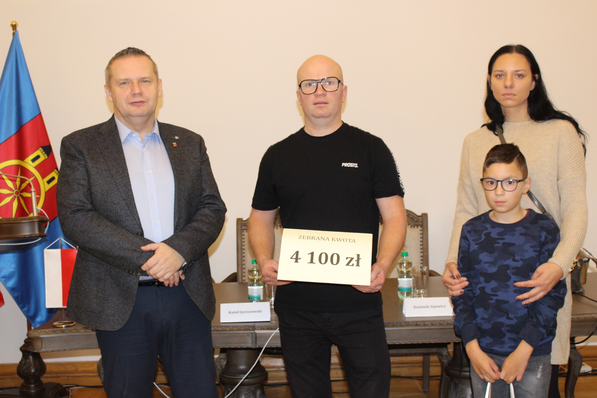 Burmistrz Koła Krzysztof Witkowski, Kamil Jaroszewski oraz Dominik Sujewicz z mamą w sali sesyjnej.