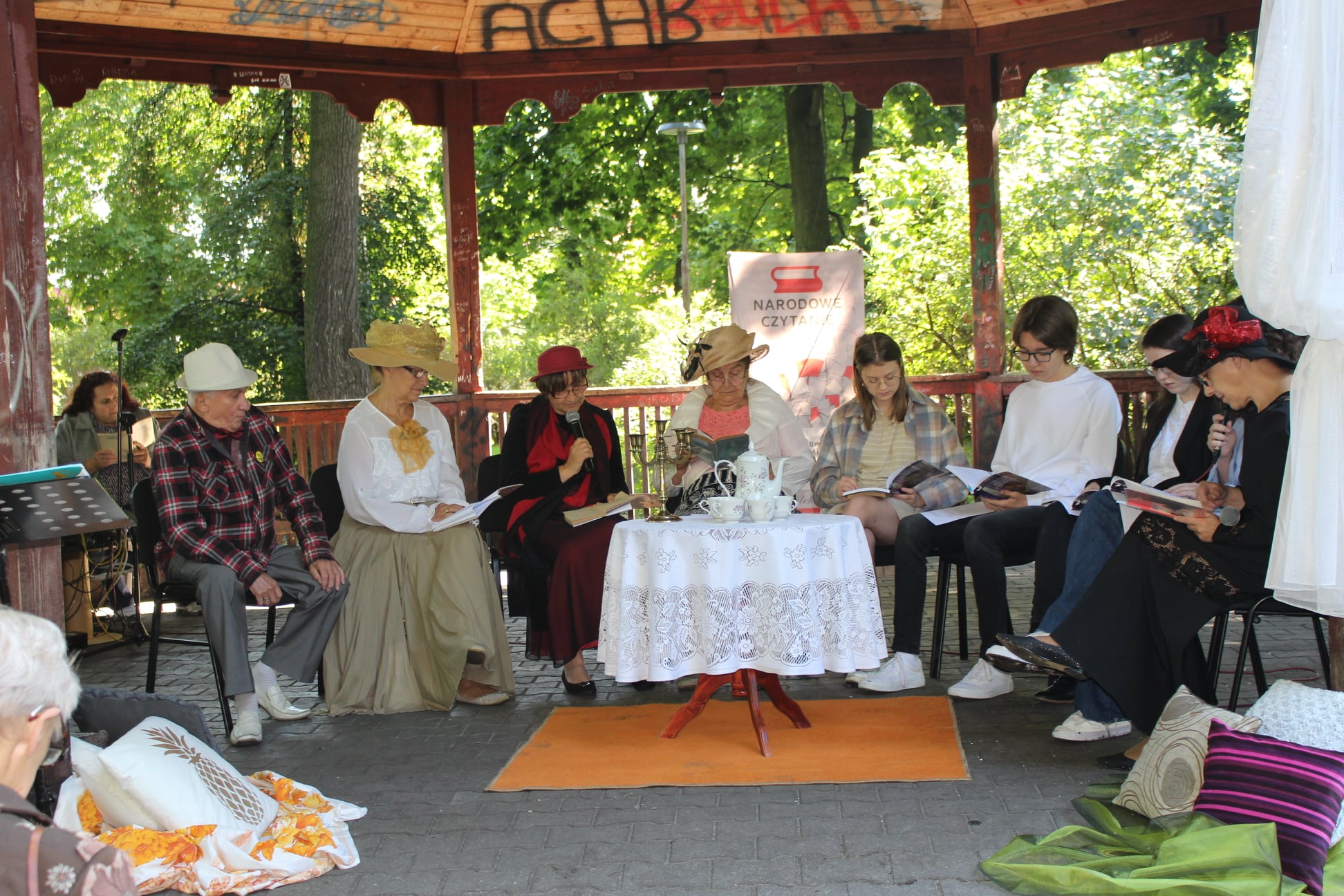 Lektorzy czytają Moralności pani Dulskiej Gabrieli Zapolskiej  w Parku St. Moniuszki w Kole.