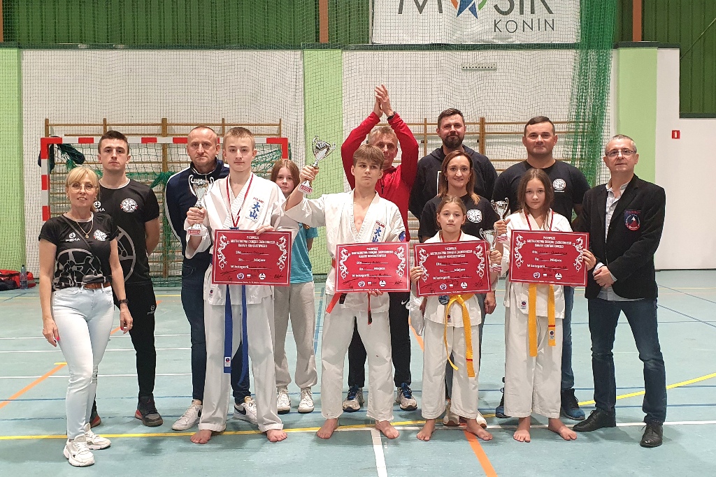 Zawodnicy Kolskiego Klubu Sportów Walki z pucharami i dyplomami