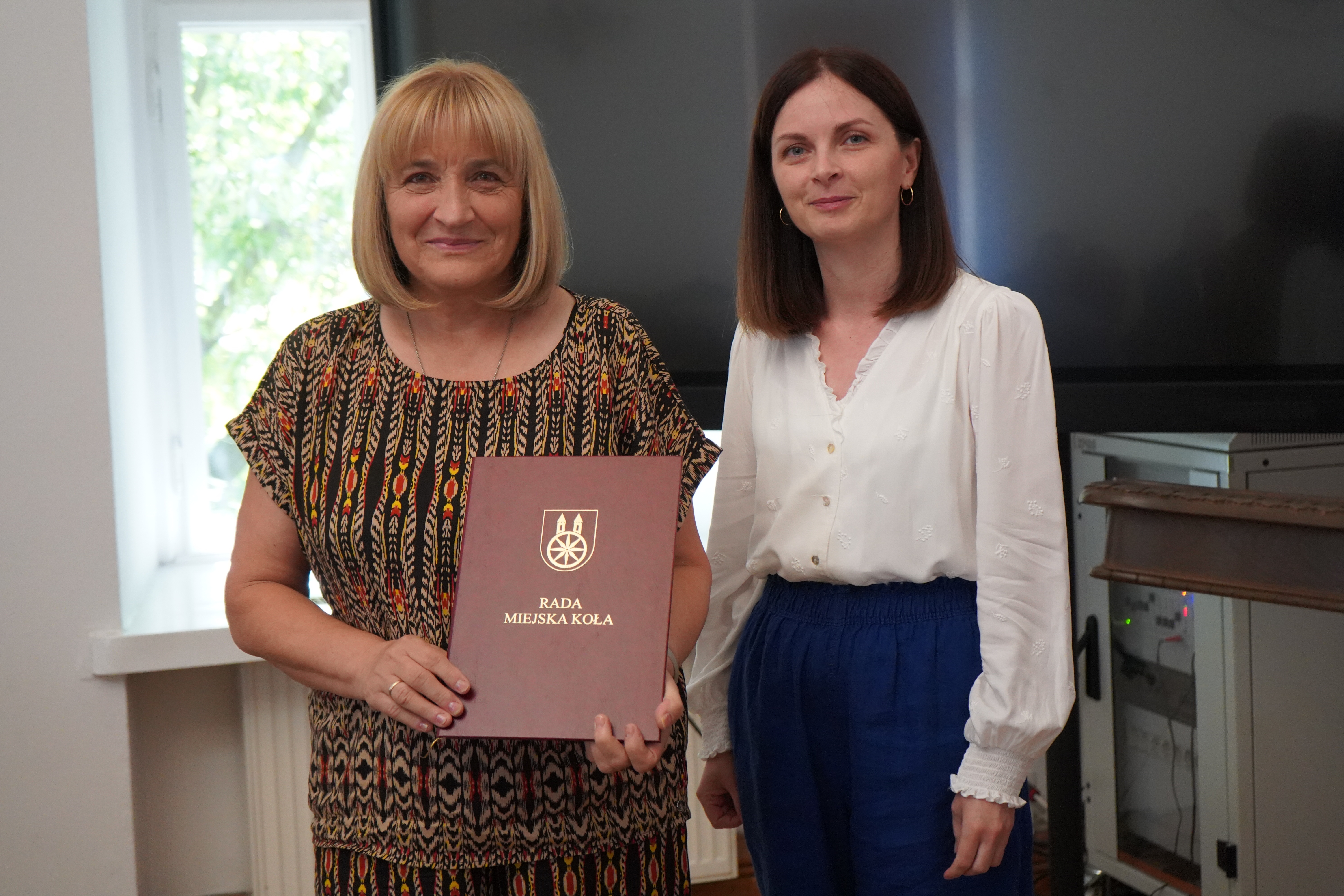 Radna Teresa Brzoska odbiera zaświadczenie o wyborze na radną.