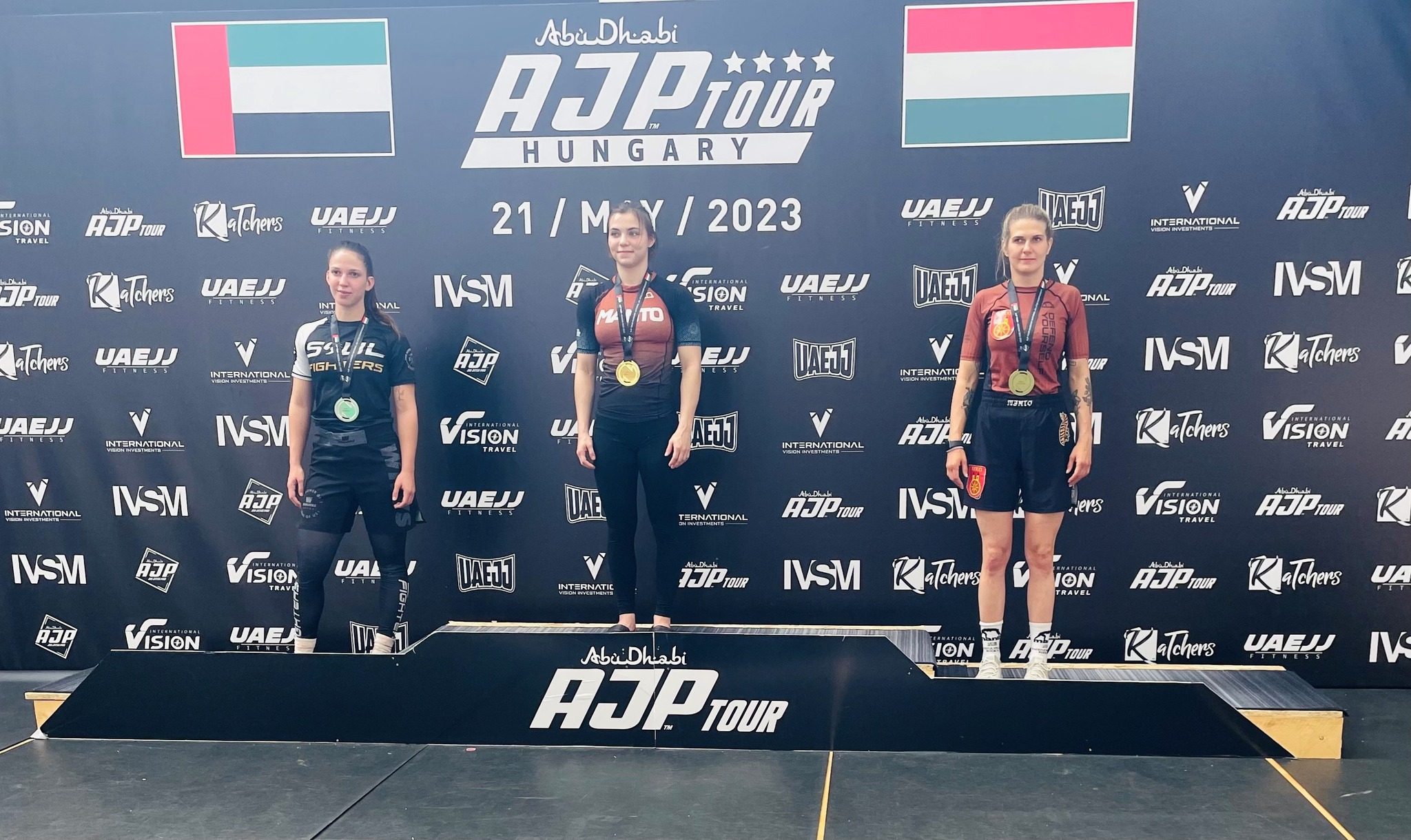  Małgorzata Ptaszyńska na podium z brązowym medalem w zawodach AJP TOUR HUNGARY