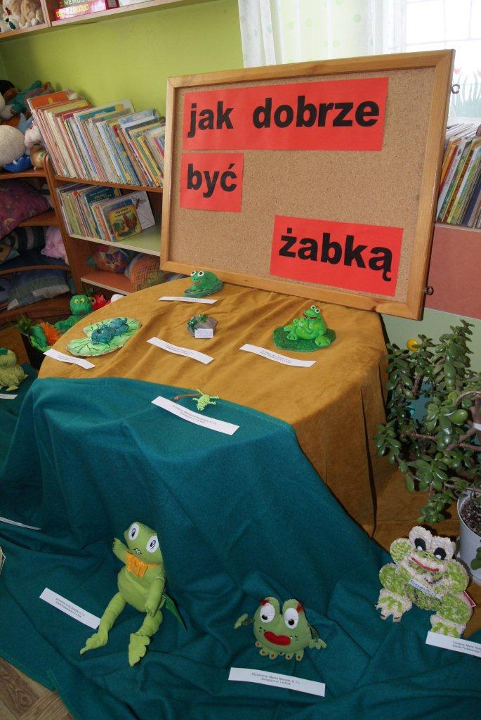 W książnicy pojawiły się żabki