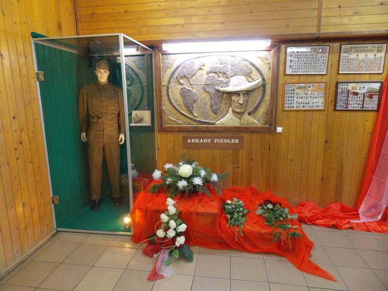 Pamiątkowa Gablota o patronie w SP nr 5