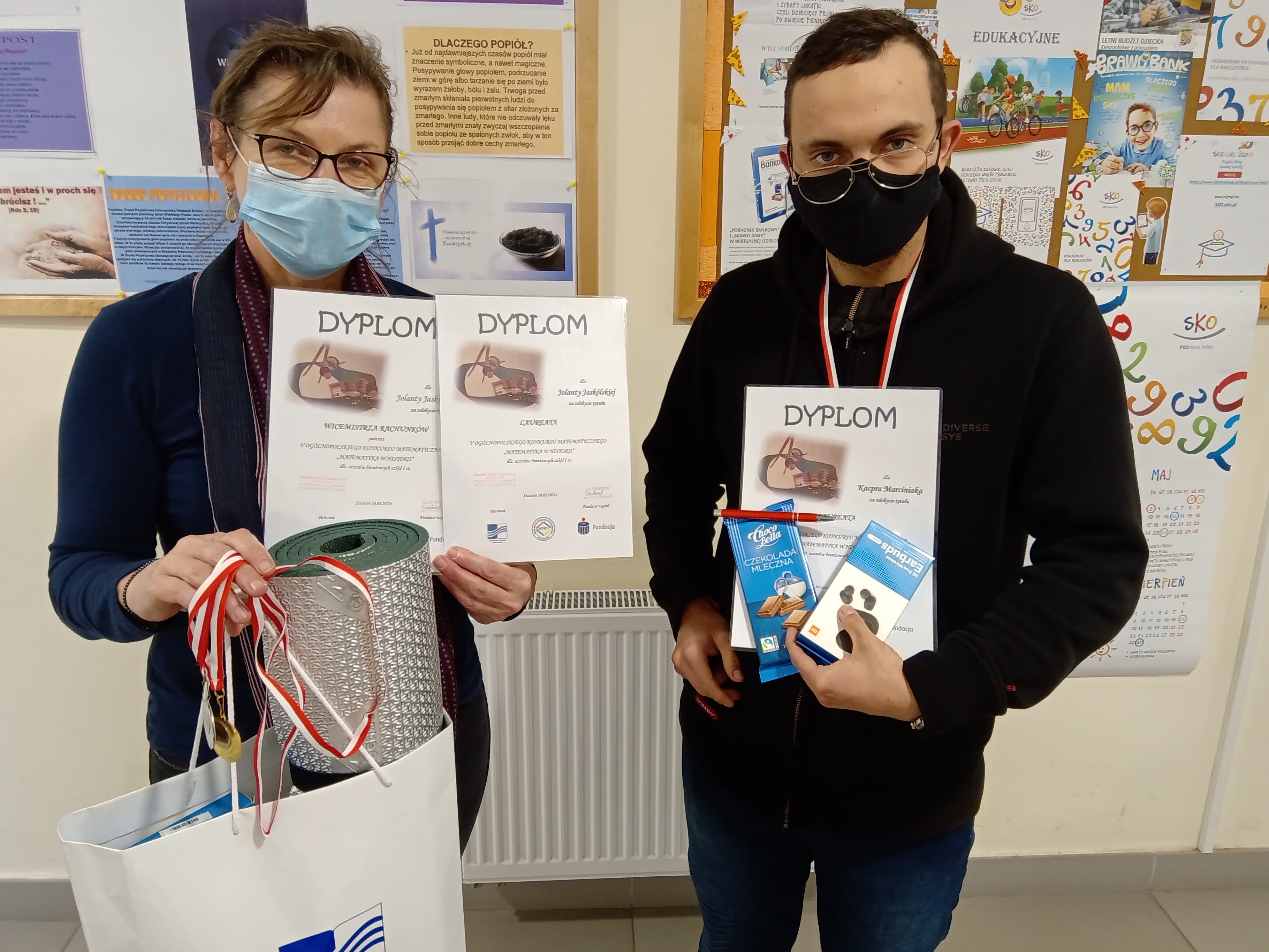 Kolscy uczniowie Szkoły Branżowej I Stopnia: Jolanta Jaskólska i Kacper Marciniak z dyplomami.