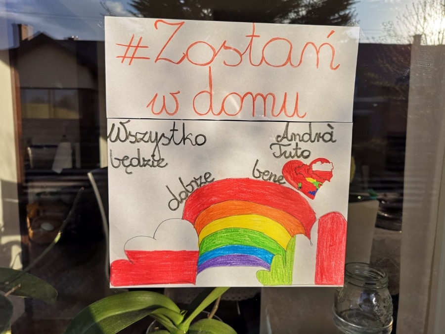 Uczniowie z "piątki" dodają otuchy walczącym z koronawirusem