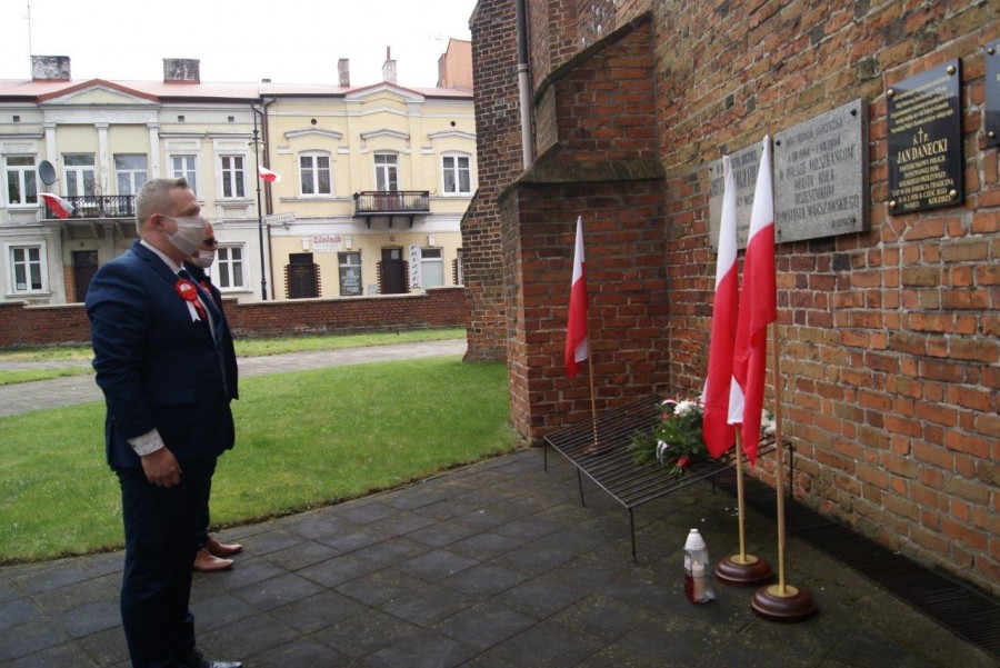 Złożyli wiązanki kwiatów i zapalili znicze