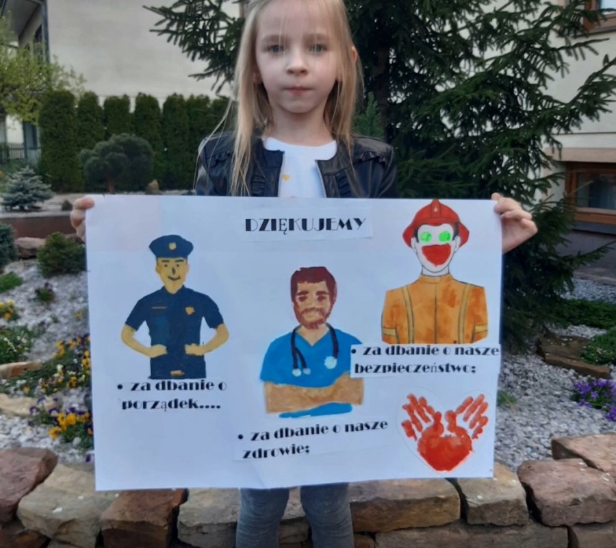 Przedszkolaki z "jedynki" dziękują medykom, strażakom i policji 