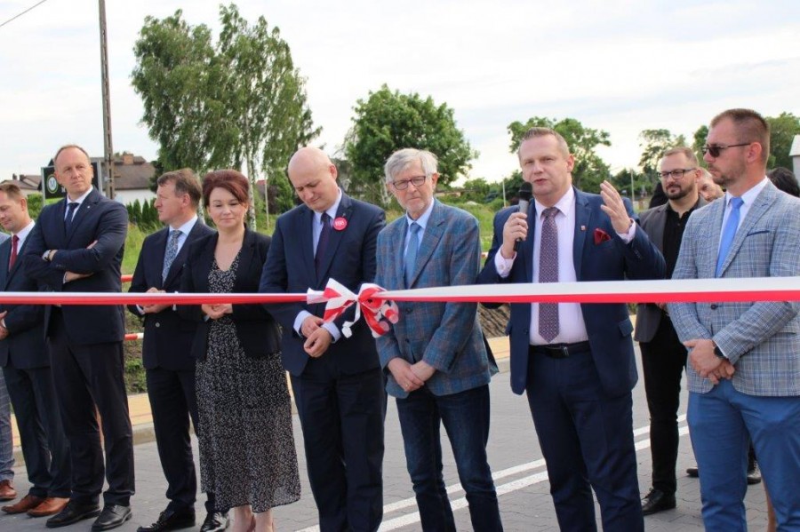 Wstęga przecięta, droga oddana do użytku!