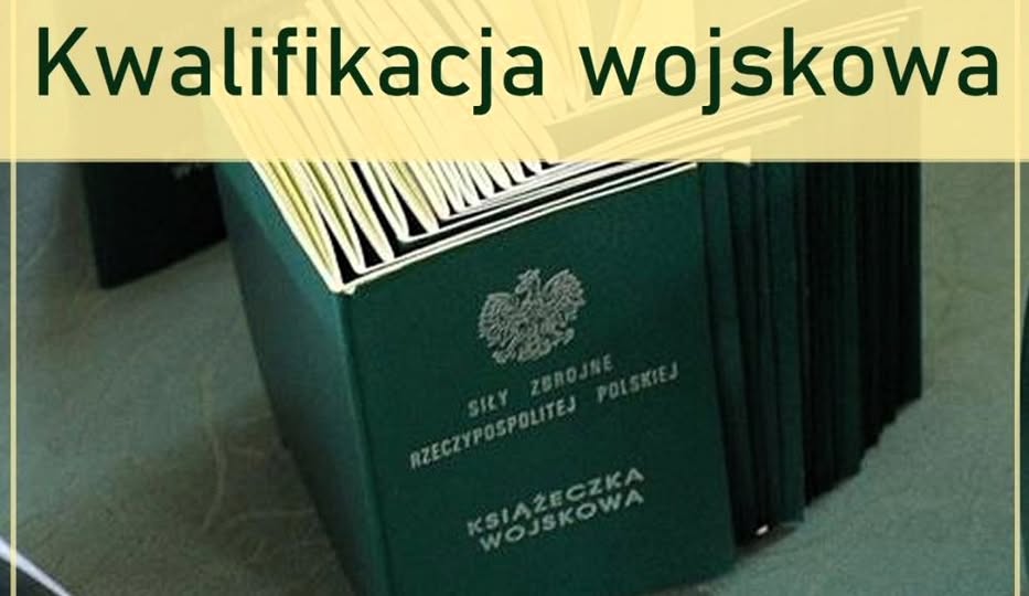 Grafika przedstawia kilkanaście zielonych książeczek wojskowych ułożonych pionowo. Na górze widnieje napis „Kwalifikacja wojskowa 2026”, a całość informuje o przeprowadzaniu kwalifikacji wojskowej.