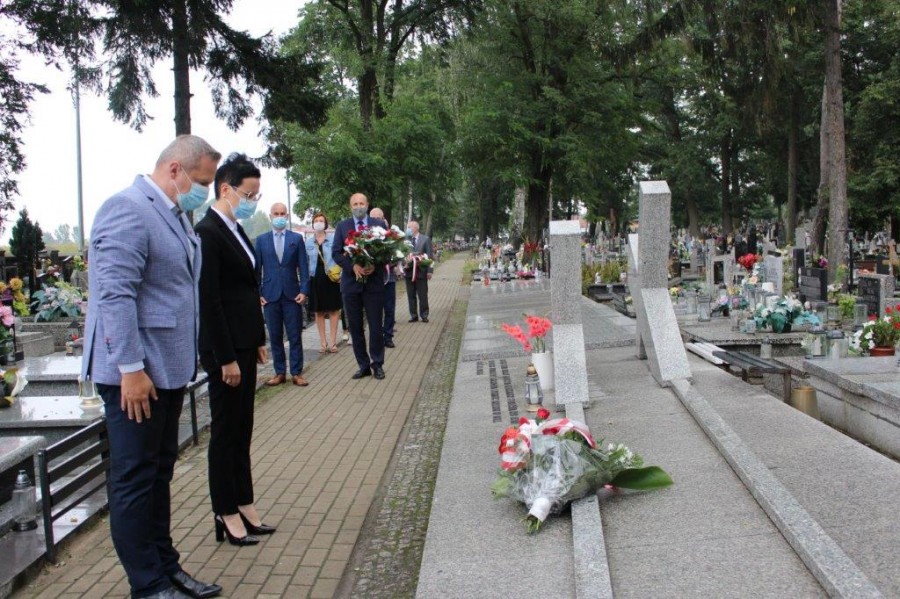 Złożyli kwiaty i zapalili znicze