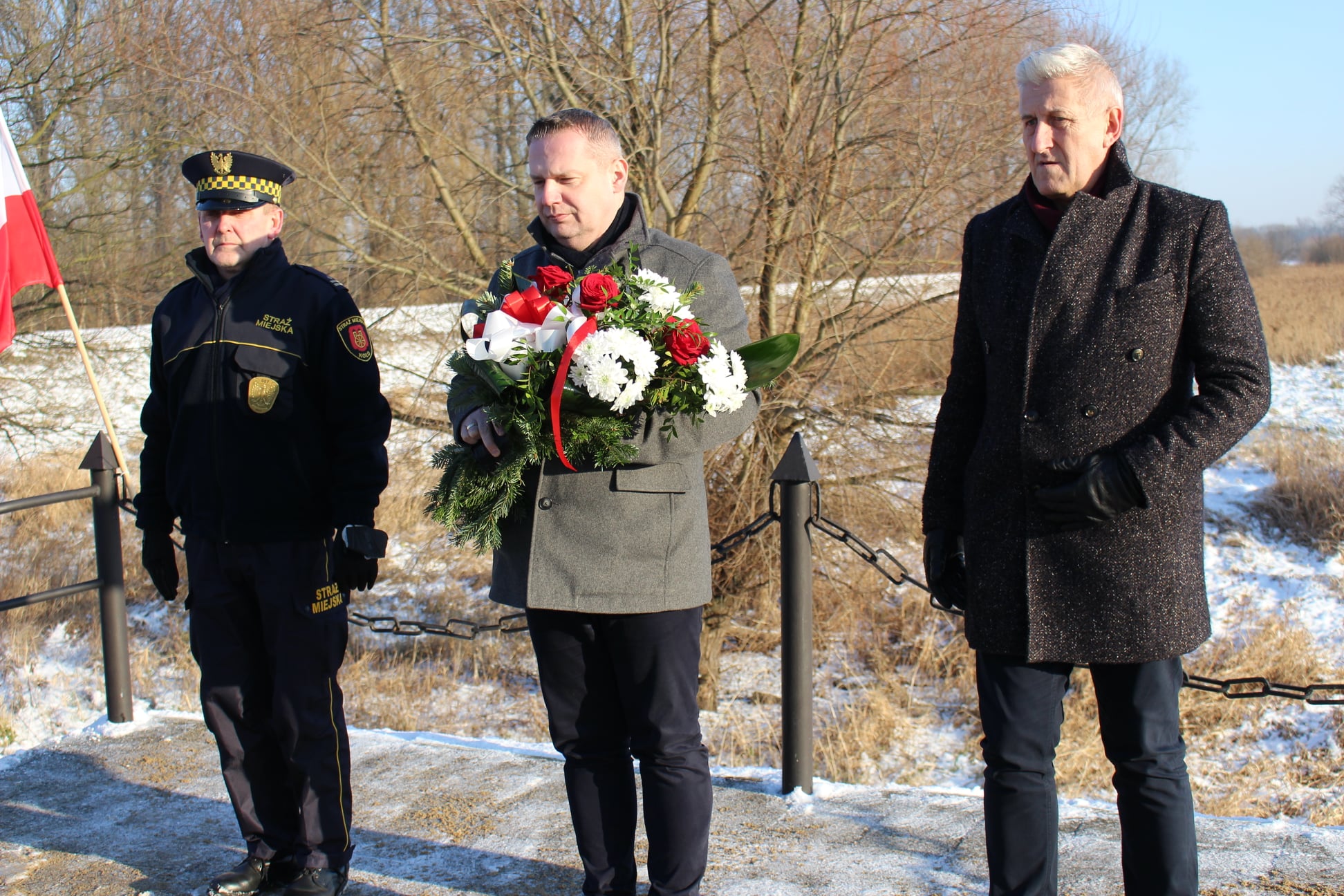 Burmistrz Miasta Koła Krzysztof Witkowski składa wiązanki kwiatów pod pomnikiem Poległych o Wolność.