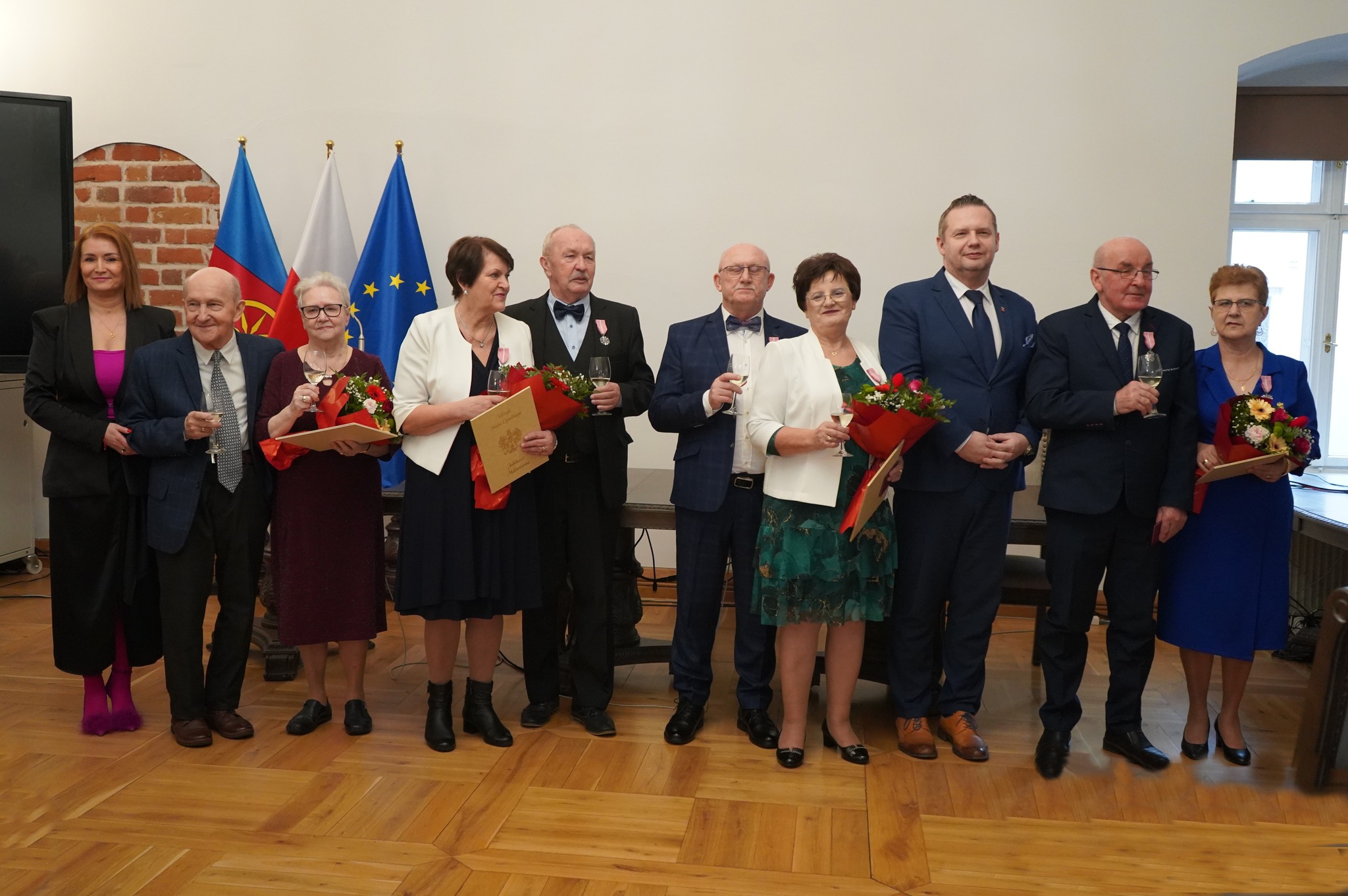 Burmistrz Koła Krzysztof Witkowski z Jubilatami 50-lecia pożycia małżeńskiego w sali sesyjnej Ratusz