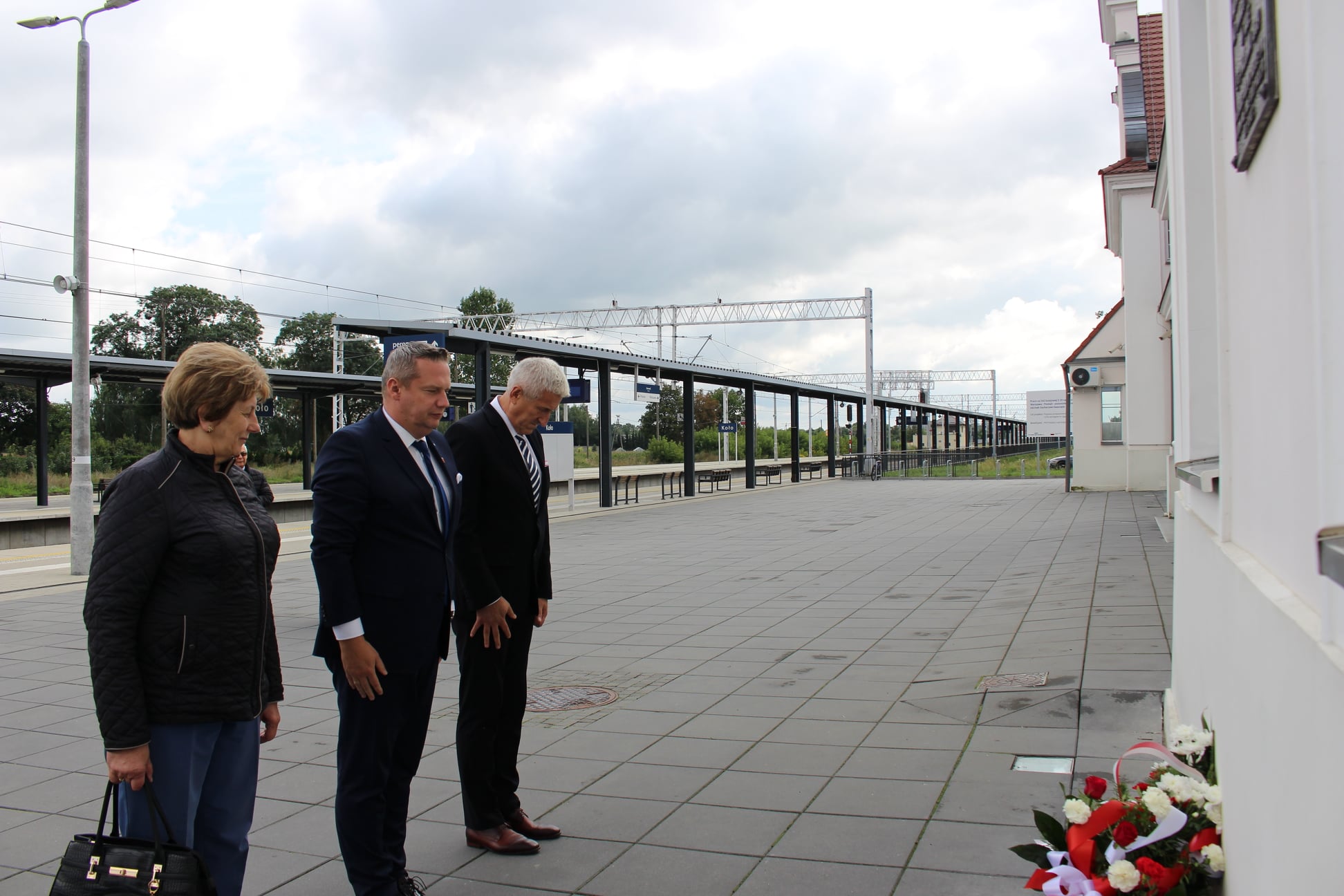 Burmistrz i Zastępca Burmistrza Miasta Koła oraz Radna Ewa Baryła składają wiązanki kwiatów.