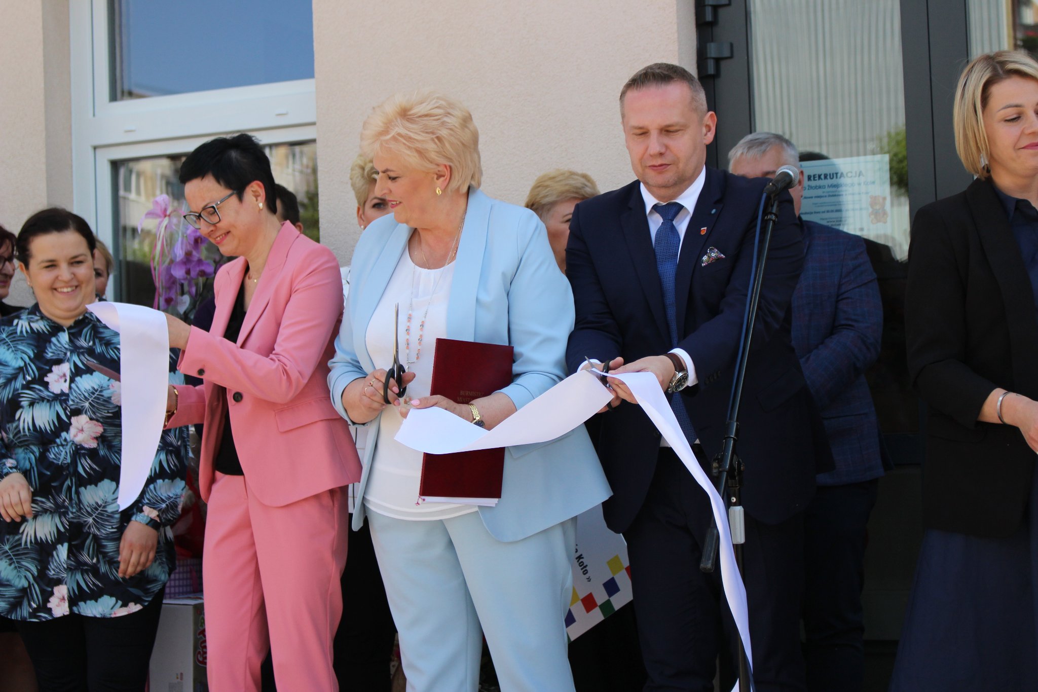 Przecięcie wstęgi przez Burmistrza i zaproszonych gości podczas uroczystości otwarcia Żłobka w Kole.