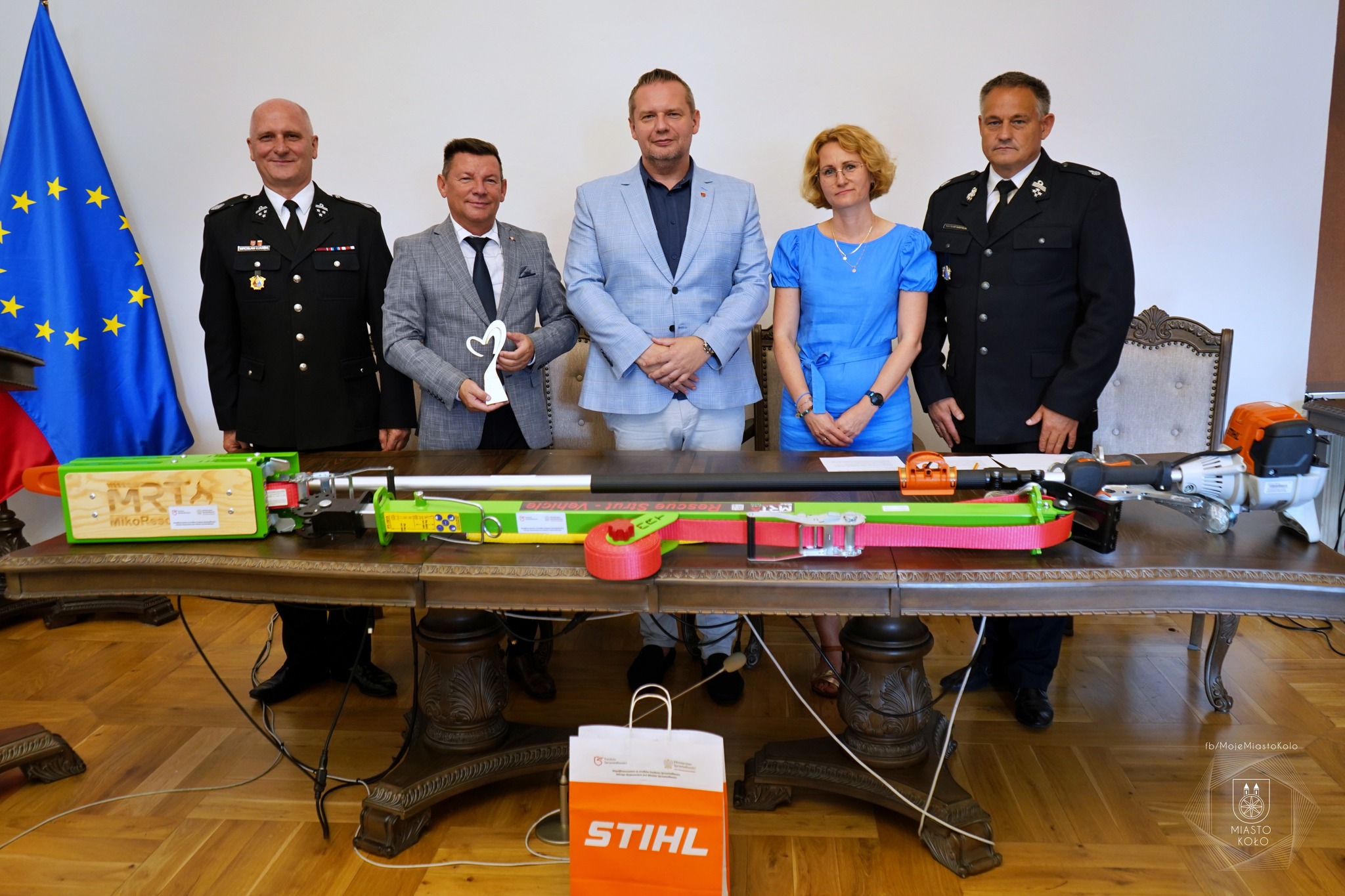Burmistrz Koła Krzysztof Witkowski, Robert Popkowski i dh Radosław Namyślak w sali sesyjnej Ratusza