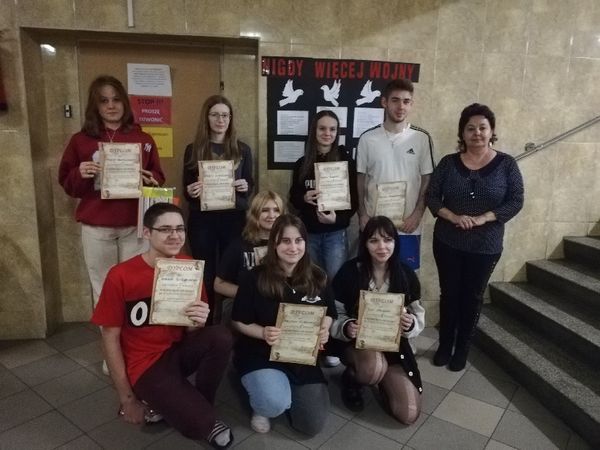 Laureaci konkursu na wiersz Nigdy Więcej Wojny z dyplomami w dłoniach.