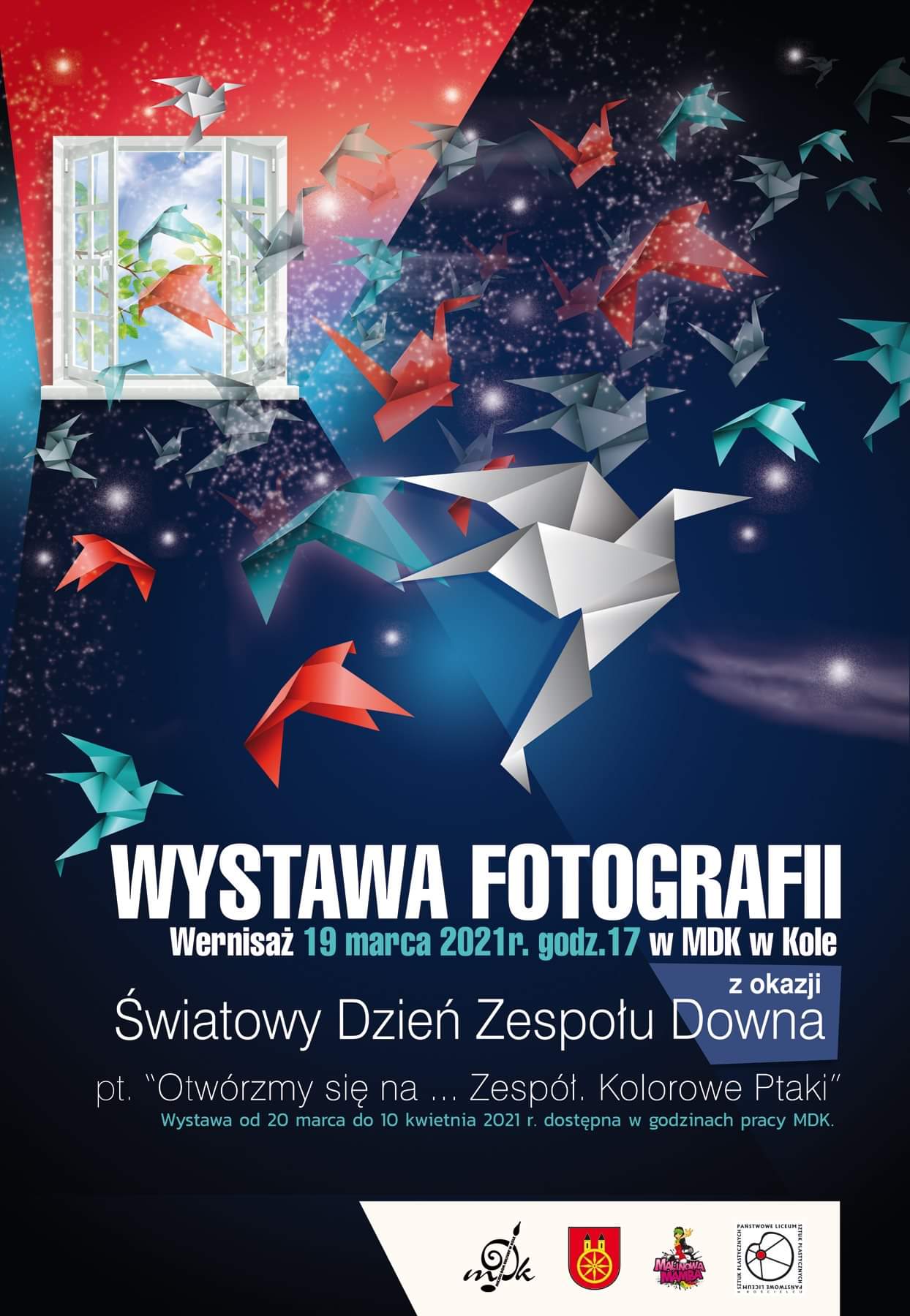 Grafika przedstawia plakat wystawy fotografii „Otwórzmy się na... Zespół. Kolorowe ptaki”.