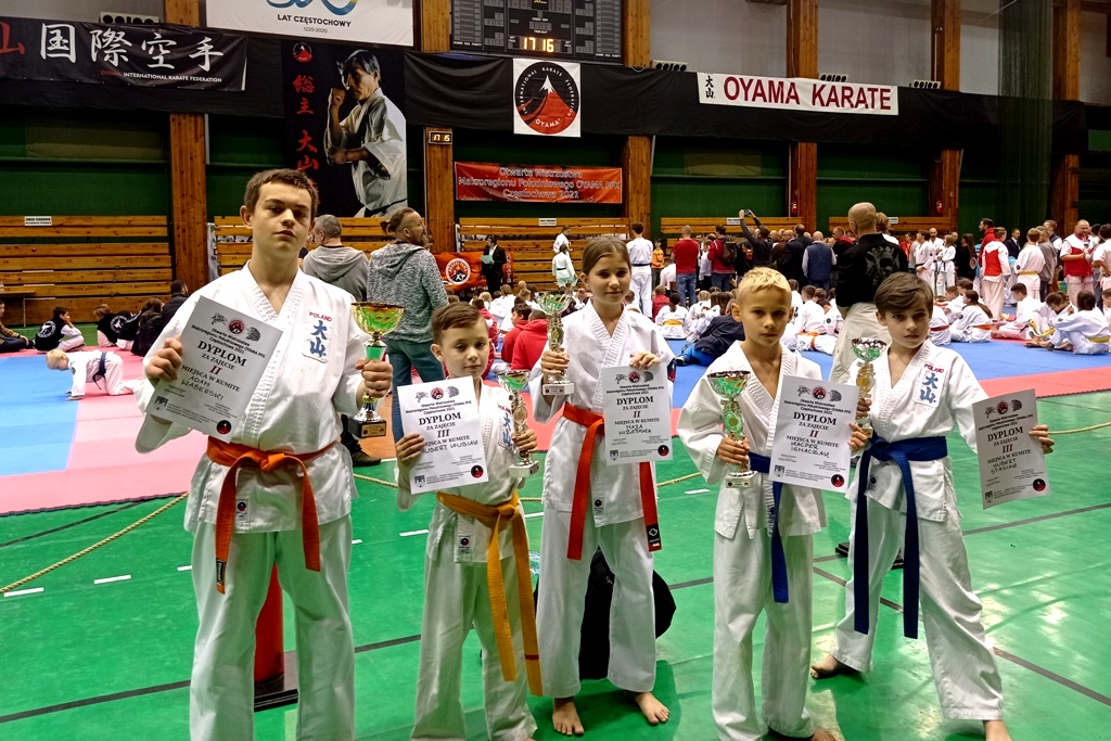 Zawodnicy Kolskiego Klubu Sportów Walki z pucharami i dyplomami.