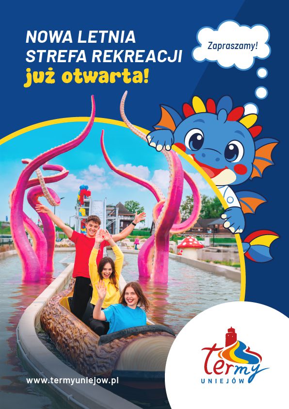 Plakat reklamowy Term Uniejów. Trójka radosnych młodych ludzi jedzie łódką kolejki wodnej flume ride wśród różowych dekoracji z mackami. Maskotka Termuś, niebieski smok, zaprasza do nowej letniej strefy rekreacji.