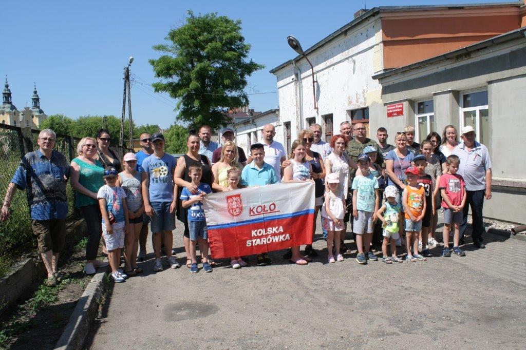 Zdjęcie przedstawia uczestników zawodów strzeleckich wraz z opiekunami.