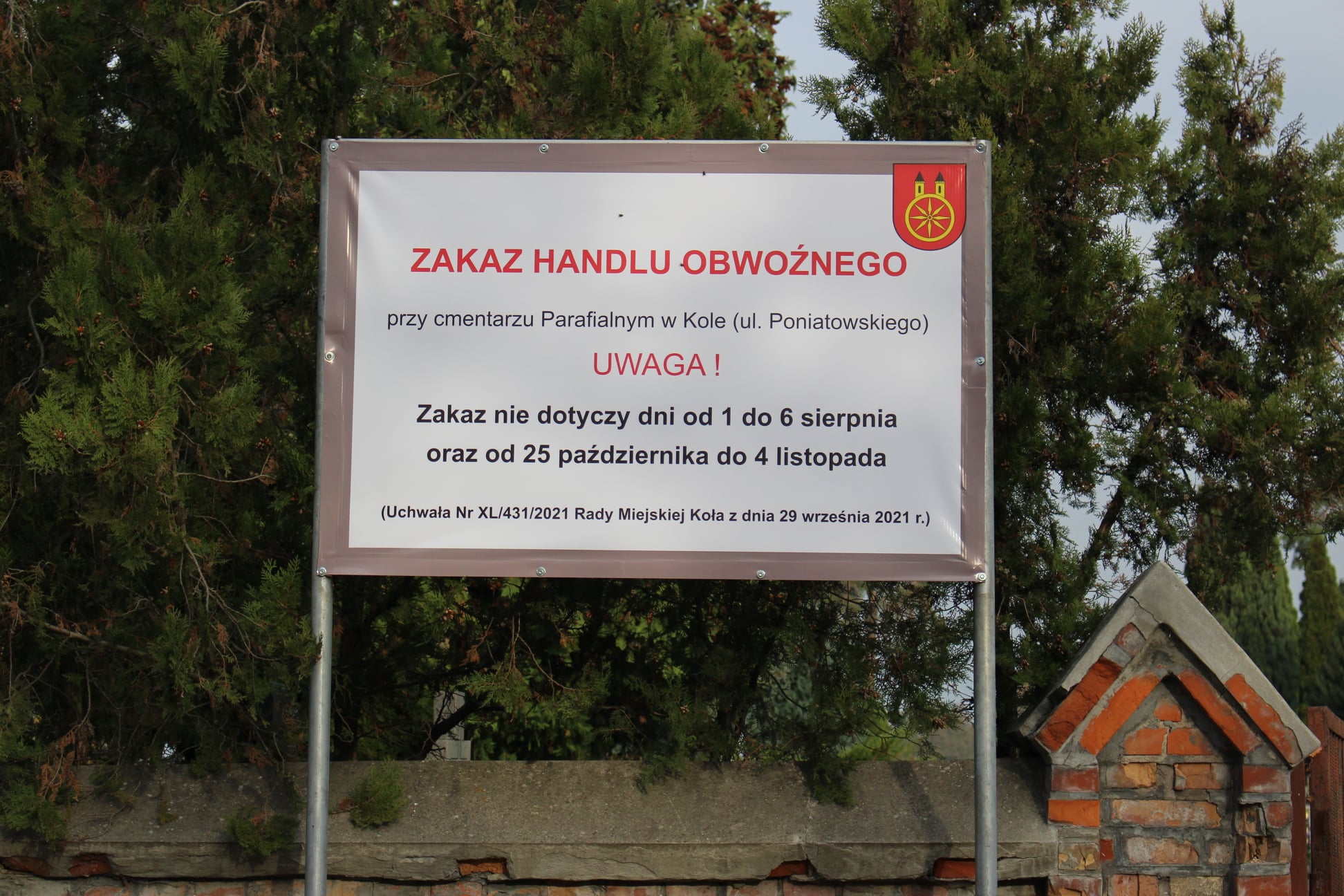 Tablica informująca o zasadach handlu przy cmentarzu parafialnym w Kole