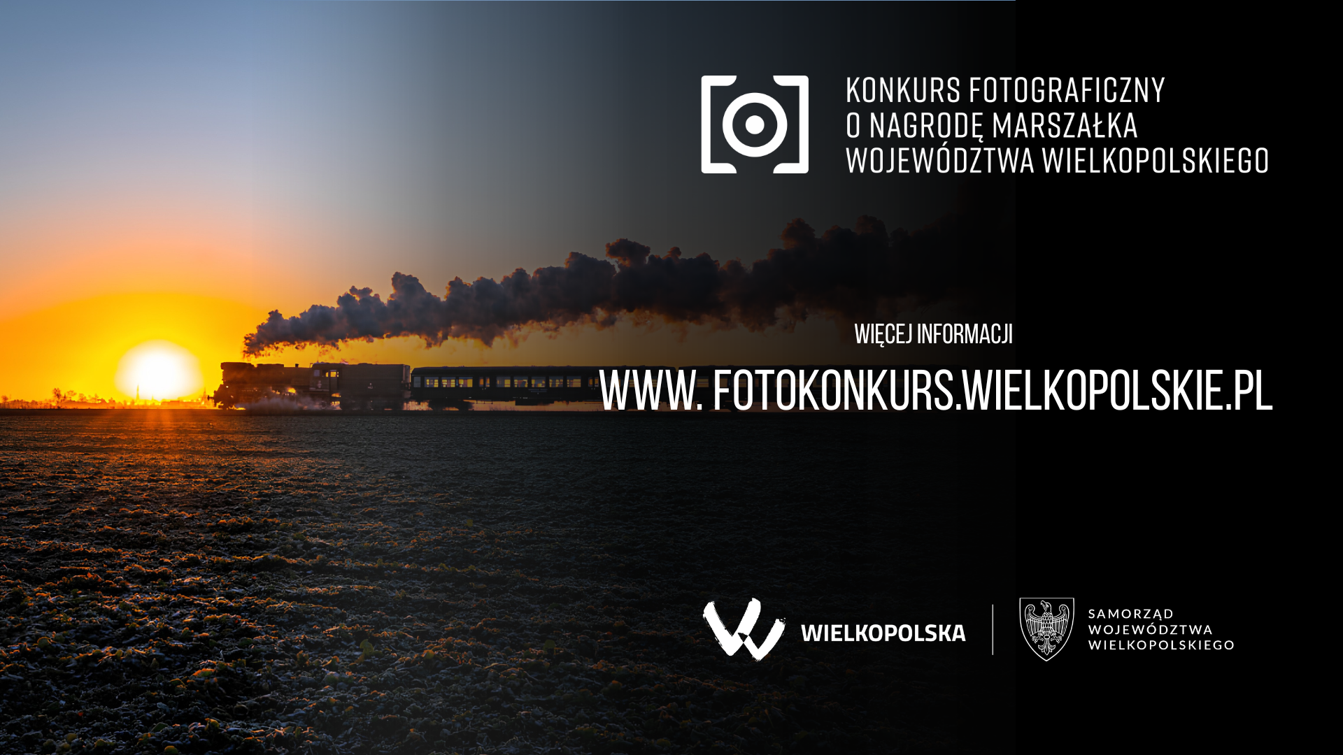 Grafika promocyjna: o wschodzie słońca nad oszronionym polem jedzie pociąg z parowozem ciągnącym ciemną smugę dymu. Po prawej, na czarnym tle, białe napisy: Konkurs Fotograficzny o Nagrodę Marszałka Województwa Wielkopolskiego.