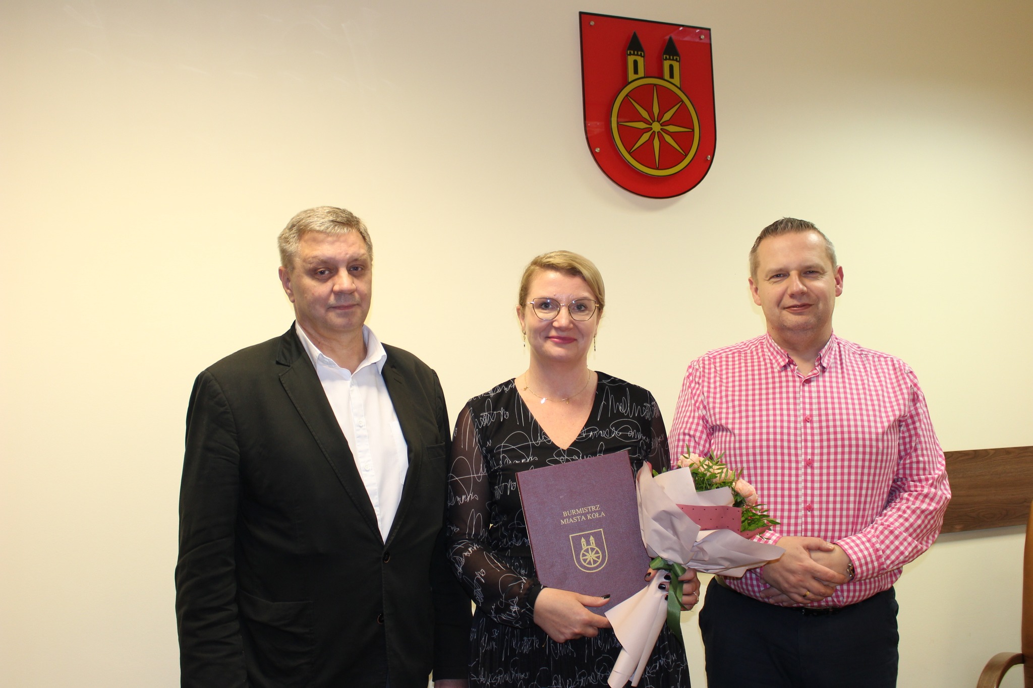 Burmistrz Koła Krzysztof Witkowski, dyrektor Jarosław Janowski i Patrycja Bąkowska z SP nr 1 w Kole