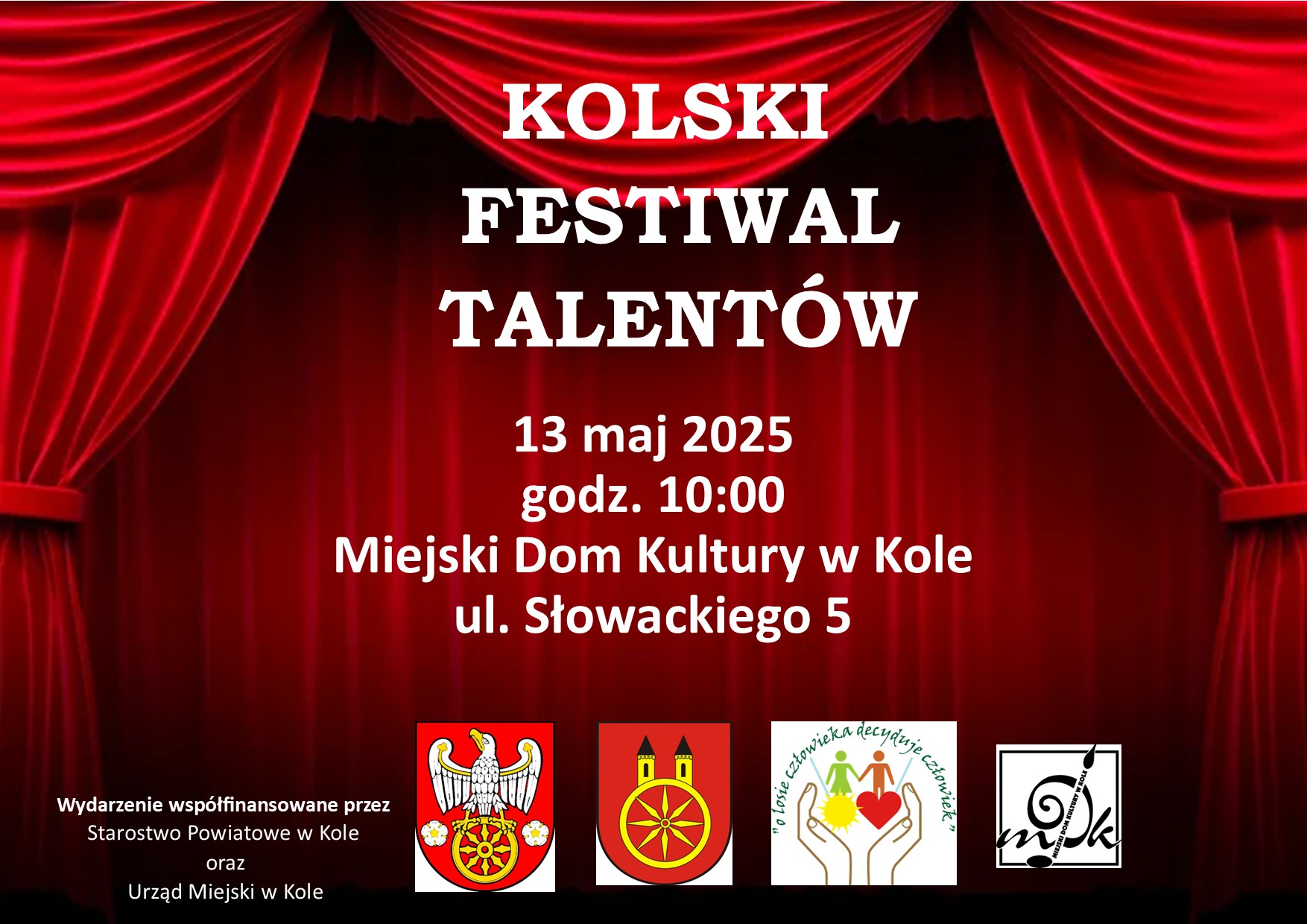 Na zdjęciu widać sceniczną, odsłoniętą czerwoną kotarę, Na jej tle biały napisy Kolski Festiwal Talentów, 13 maj, godz. 10.00, Miejski Dom Kultury w Kole, ul. Słowackiego. Pod napisami logotypy organizatorów wydarzenia.
