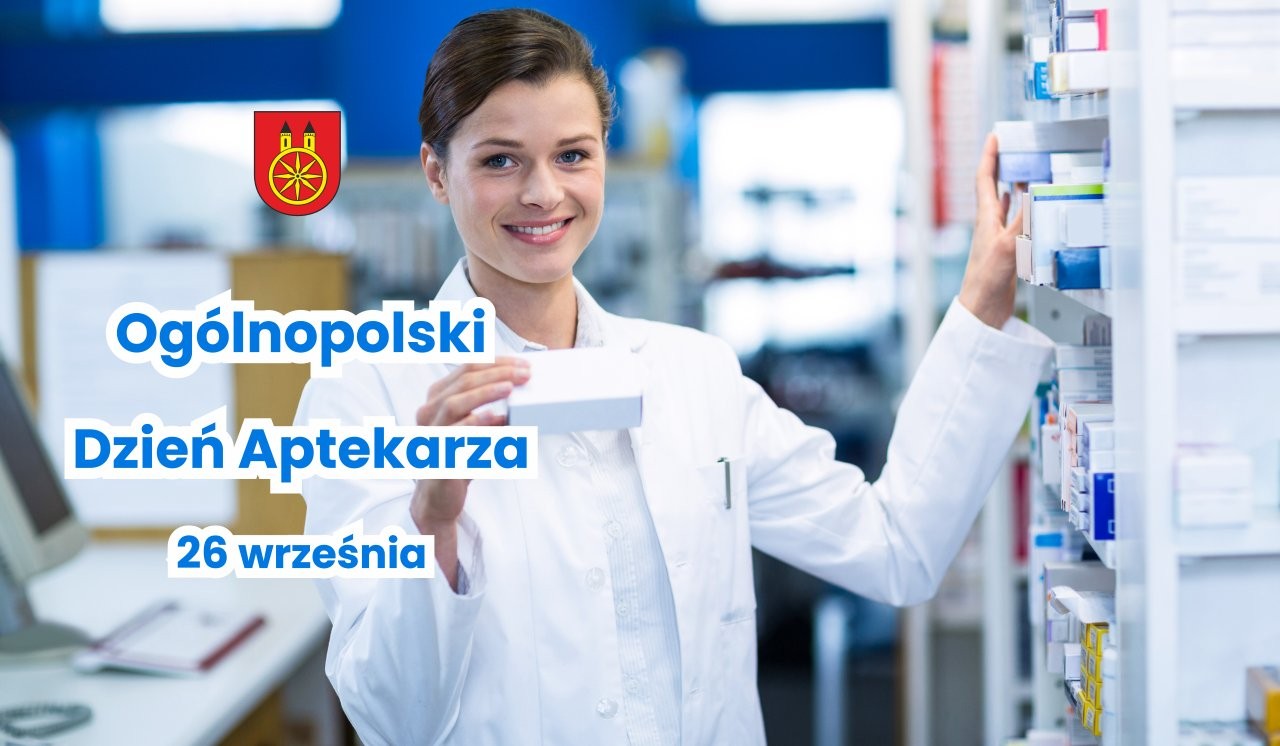 Grafika promująca Ogólnopolski Dzień Aptekarza, który przypada 26 września. Na grafice widać zdjęcie uśmiechniętej kobiety w białym fartuchu, trzymającą w prawej dłoni pudełko z lekiem. Lewą dłoń opiera na półce z lekami.