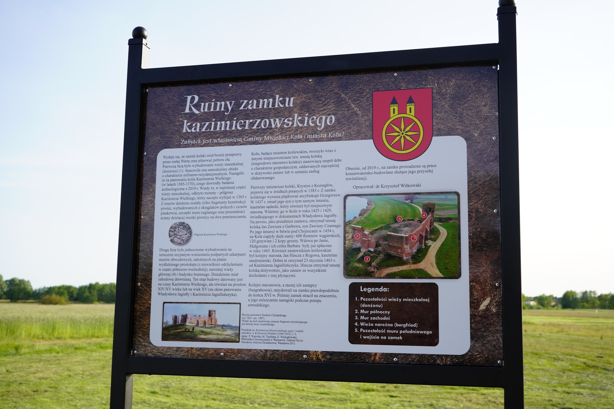 Tablica informacyjna przy ruinach kazimierzowskiego zamku w Kole